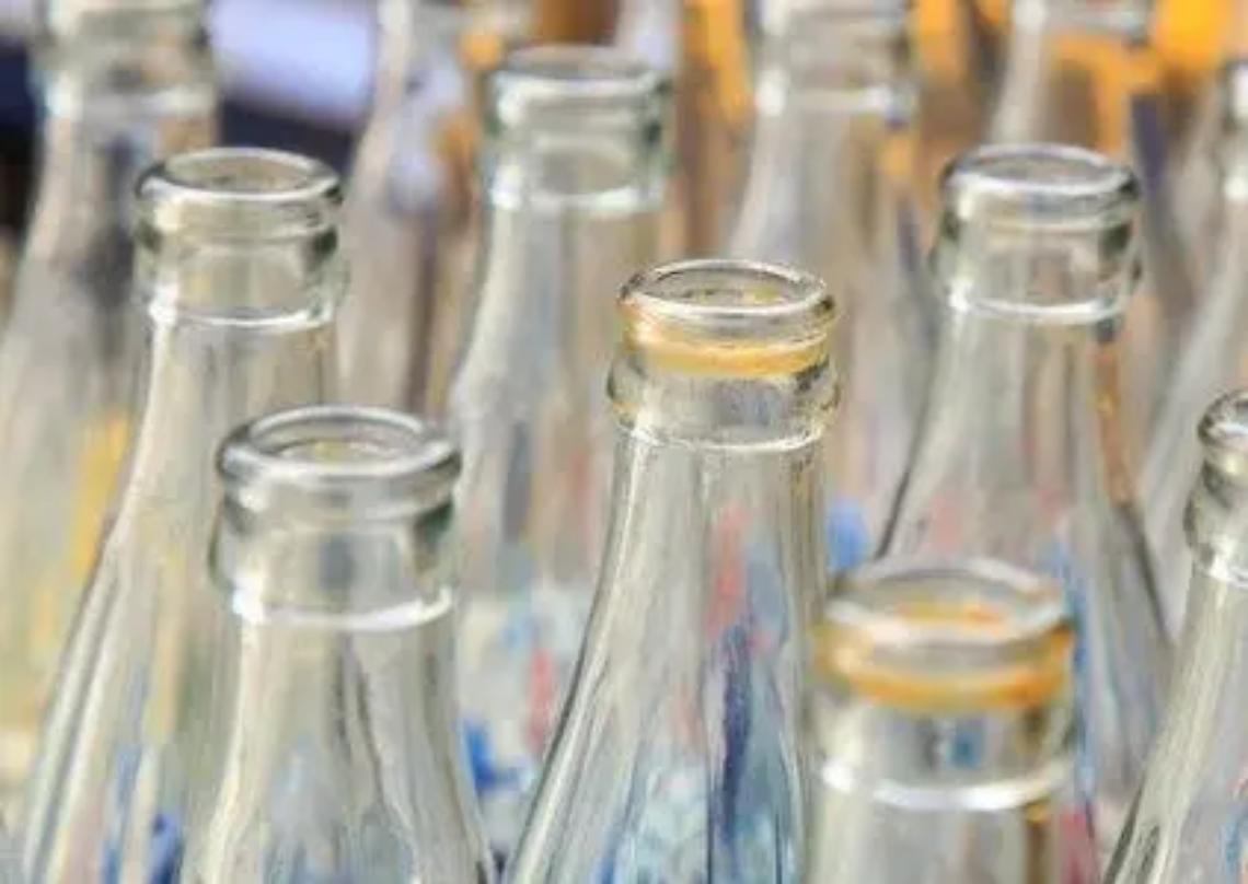 Stop alla plastica: il Comune pronto a distribuire 6mila bottiglie di vetro