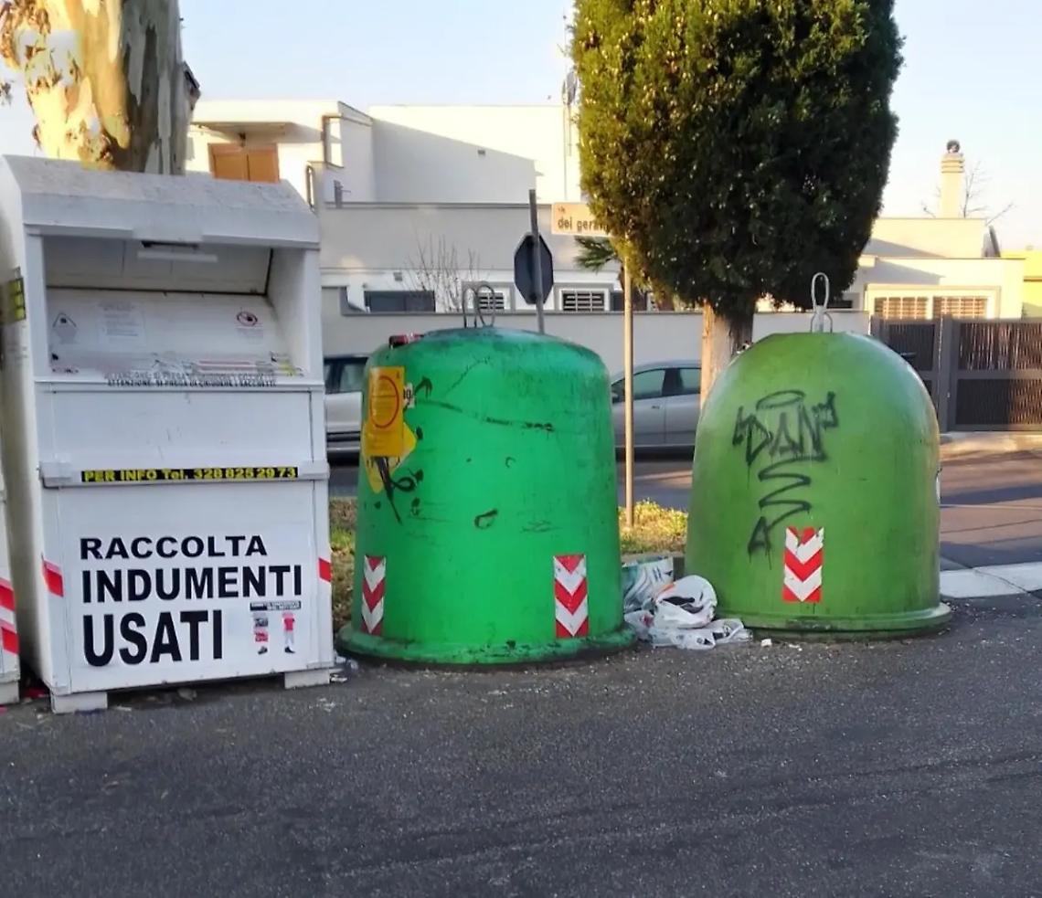 Campane del vetro piene in tutta la citt&agrave;
