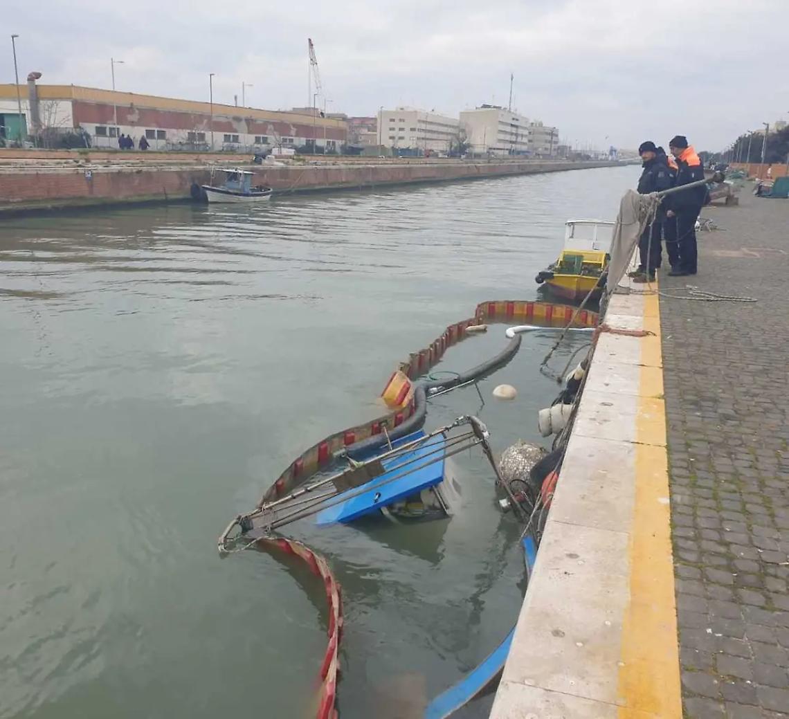 Tevere, la maledizione del porto canale continua: affonda un altro peschereccio