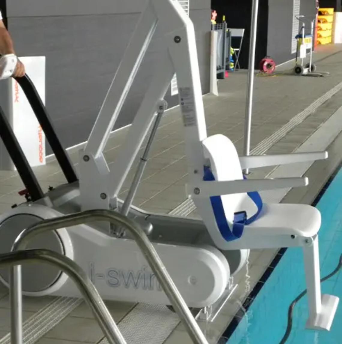 Alla piscina comunale arriva il sollevatore