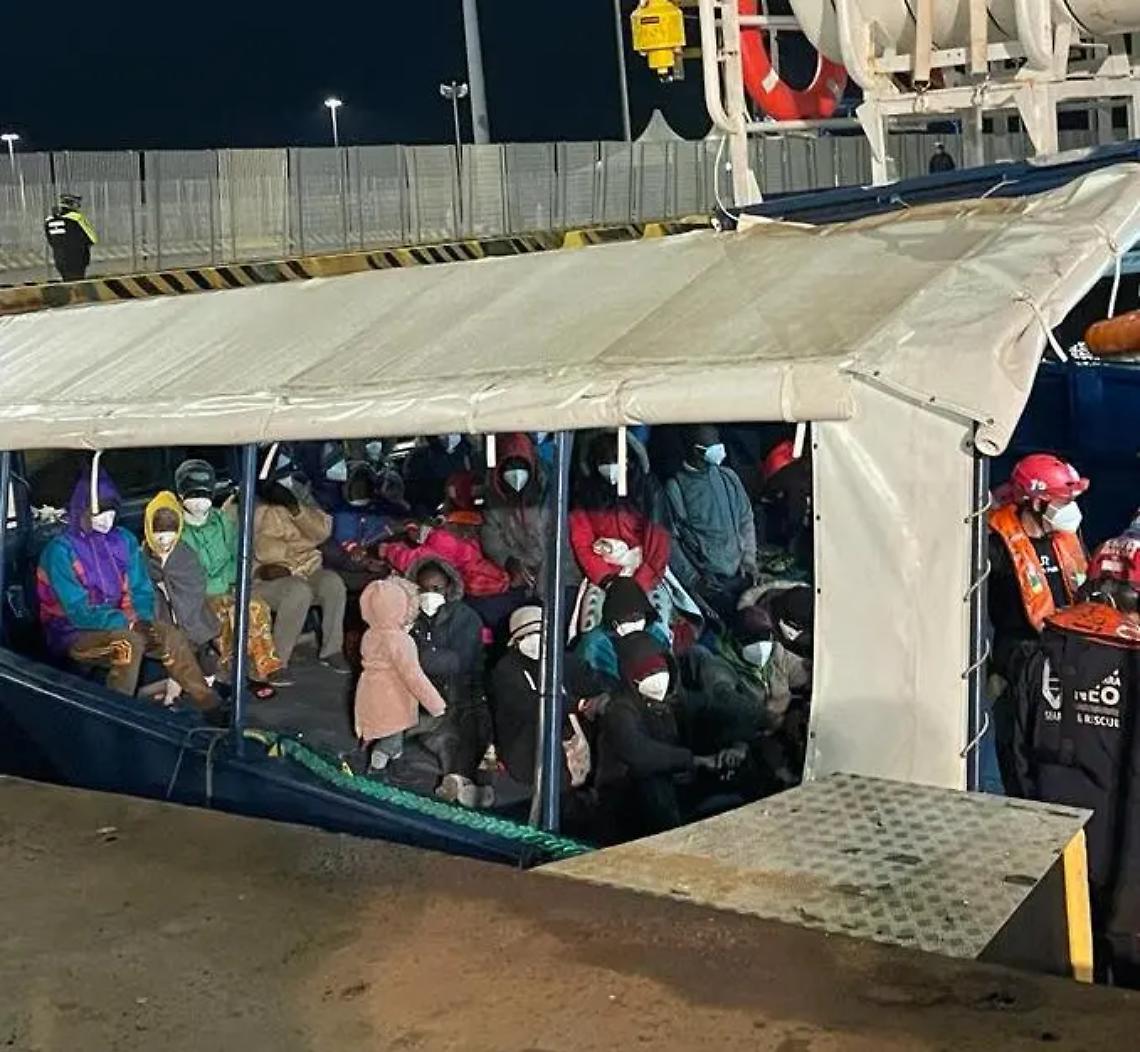 Aspettando la Life Support di Emergency con a bordo 156 migranti di cui 29 minori VIDEO