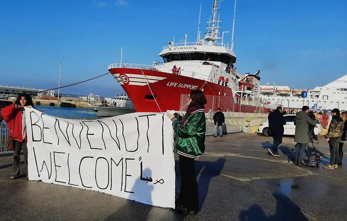 Migranti, avviate le operazioni della Life support di Emergency per lo sbarco al porto di Civitavecchia