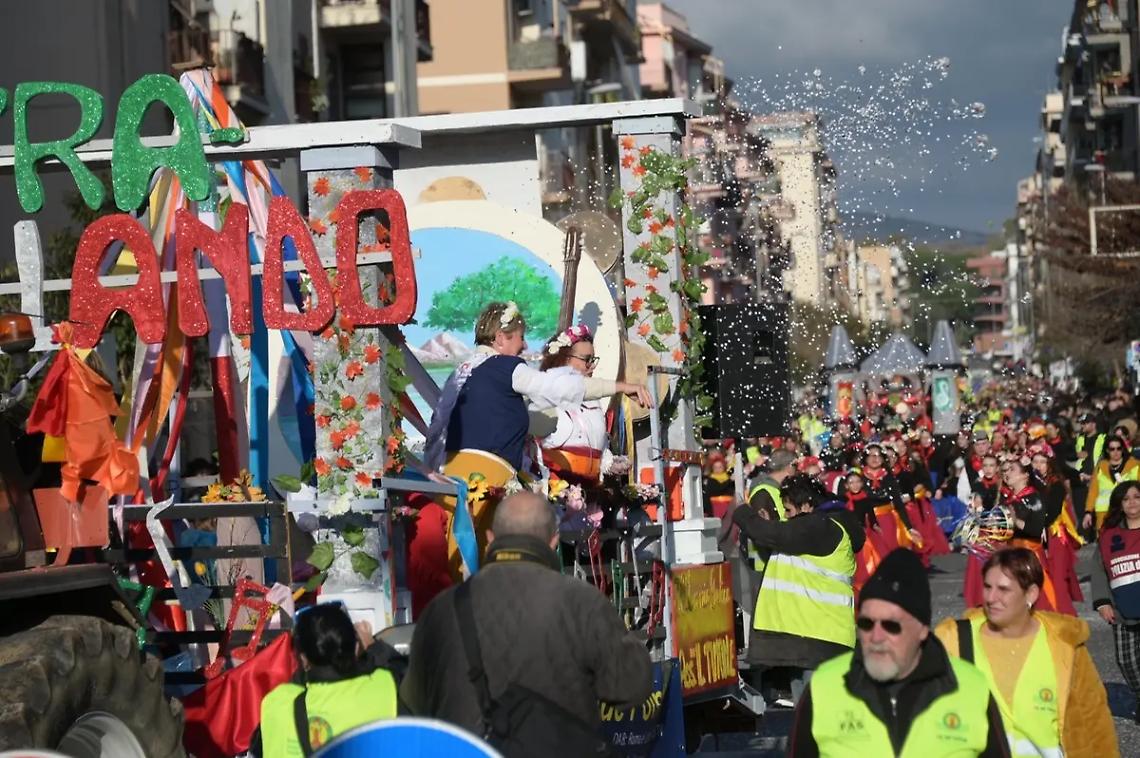 Tripudio di colori per la rinascita del carnevale