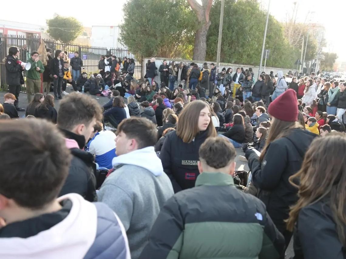 Blitz del preside nel bagno delle ragazze, scatta la protesta: &laquo;Un fatto grave ed increscioso&raquo;