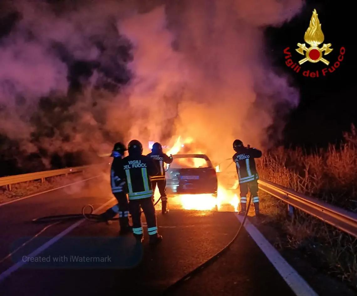 Auto in fiamme all'uscita dell'A12: intervento dei Vigili del fuoco