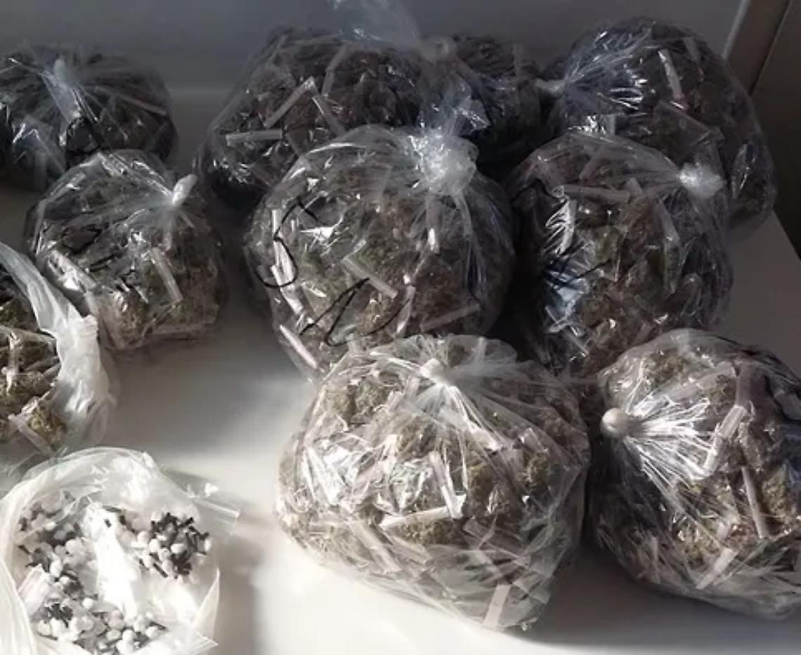 Cinque chili di droga in casa: arrestato