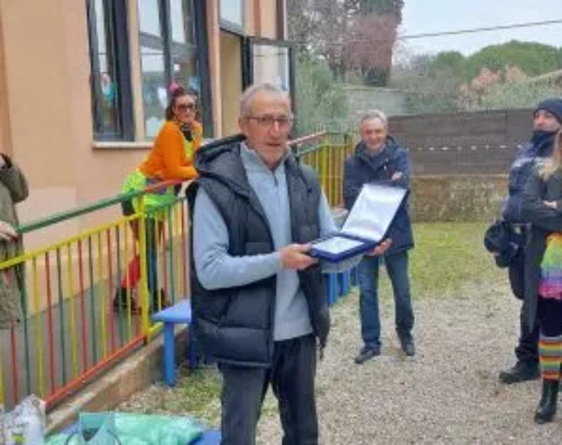 I bambini regalano a &ldquo;Peppino&rdquo; una targa per il suo pensionamento