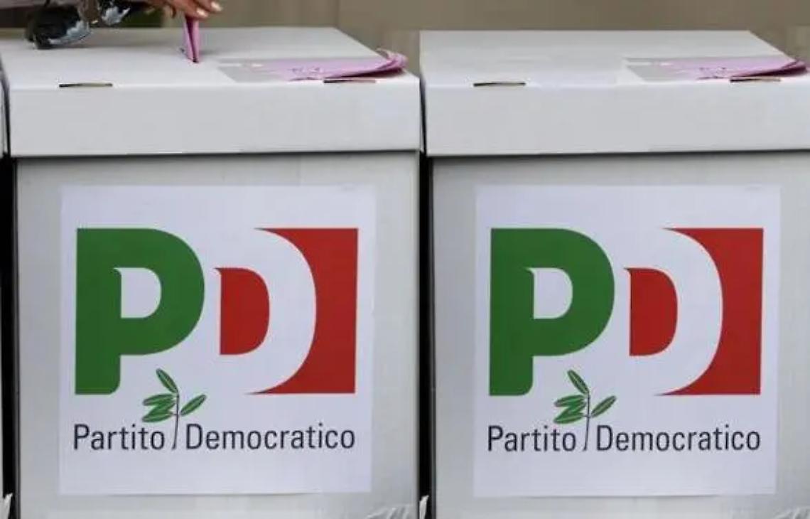 Primarie Pd: si vota al gazebo in piazza Marescotti