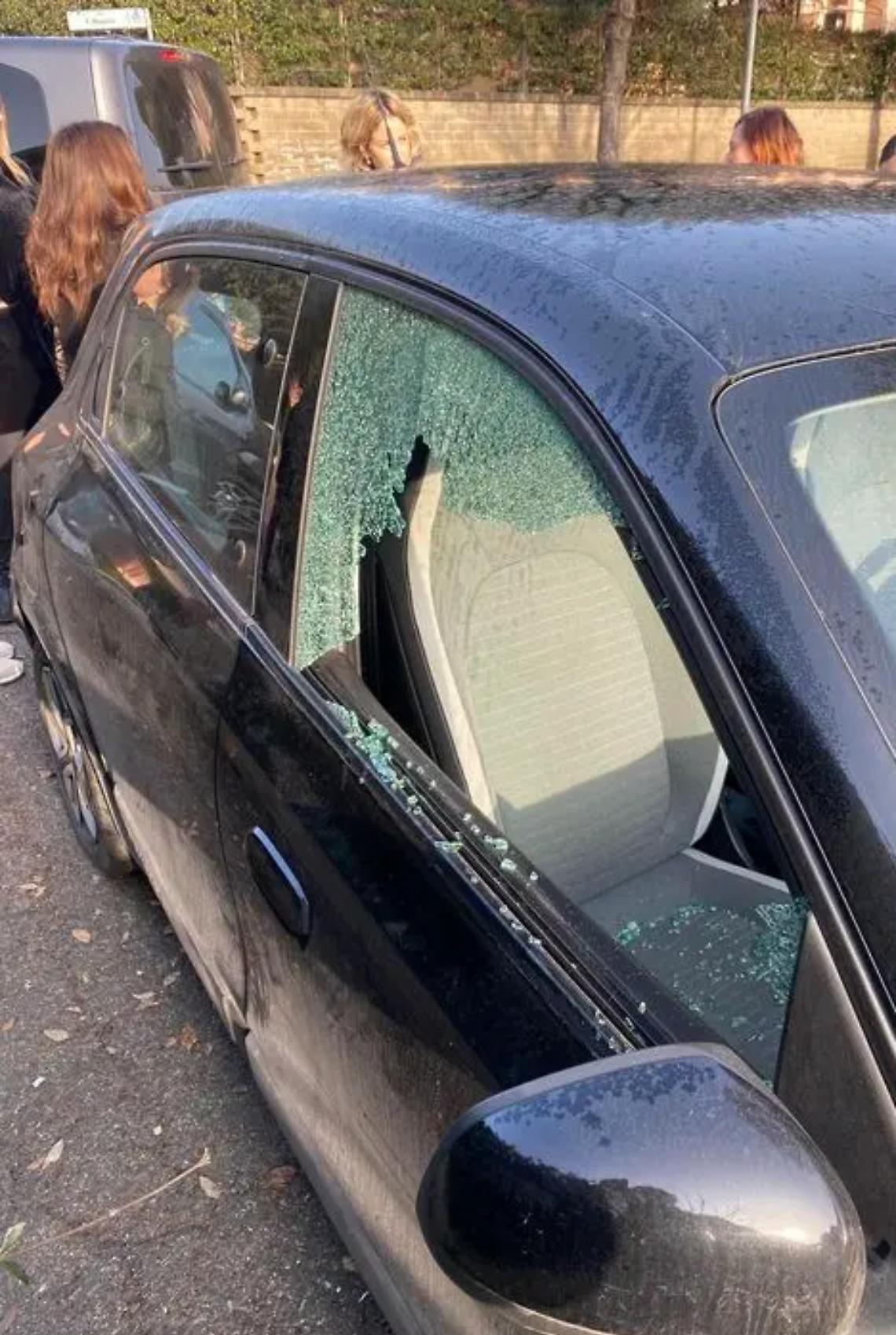 Furti davanti alle scuole: auto razziate