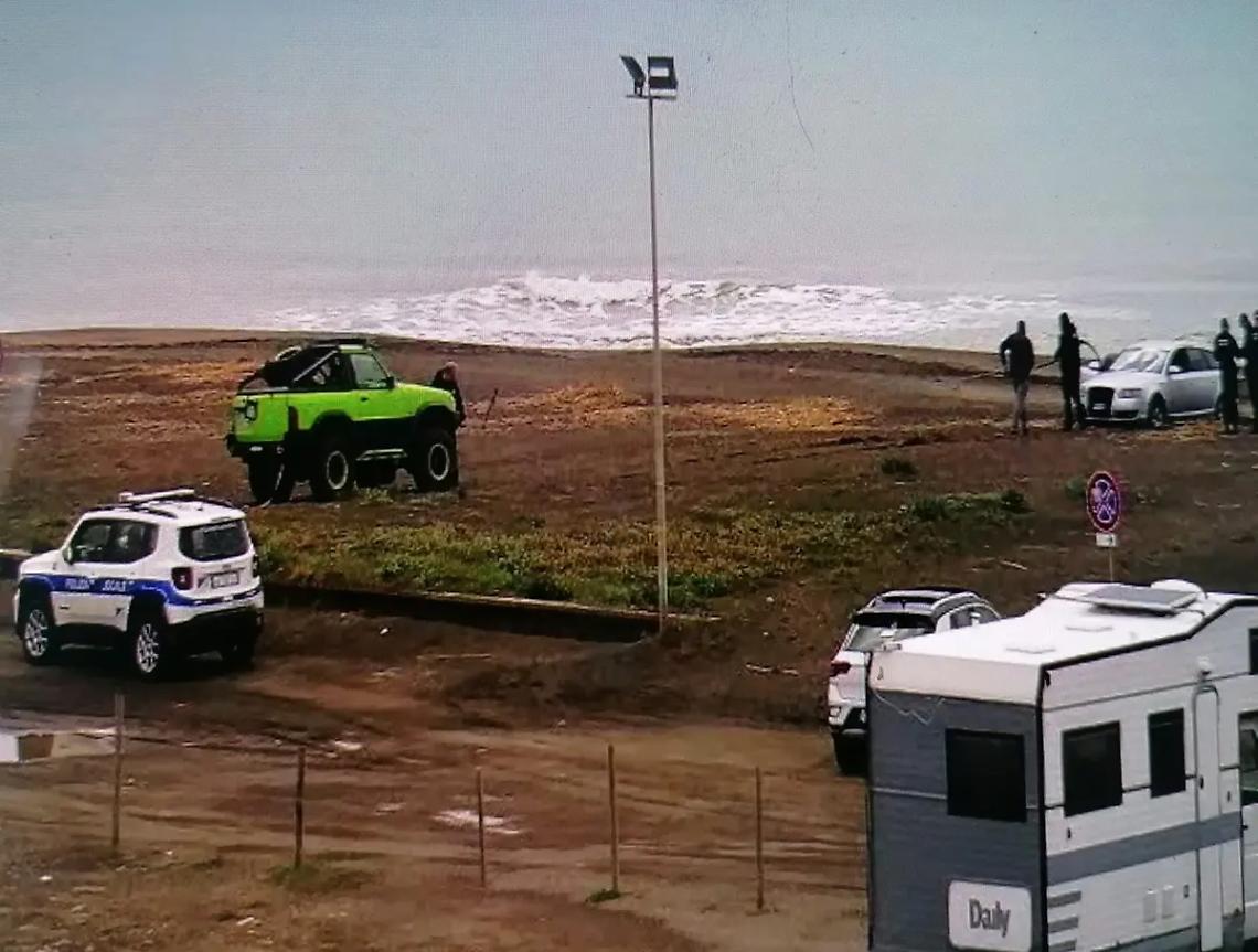 &ldquo;Sosta&rdquo; notturna sull&rsquo;arenile, l&rsquo;auto resta insabbiata