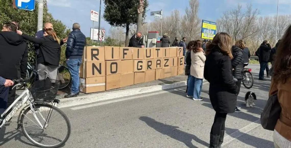 Isola Sacra, mobili e immondizia abbandonati per strada: incivili identificati dalla Polizia locale