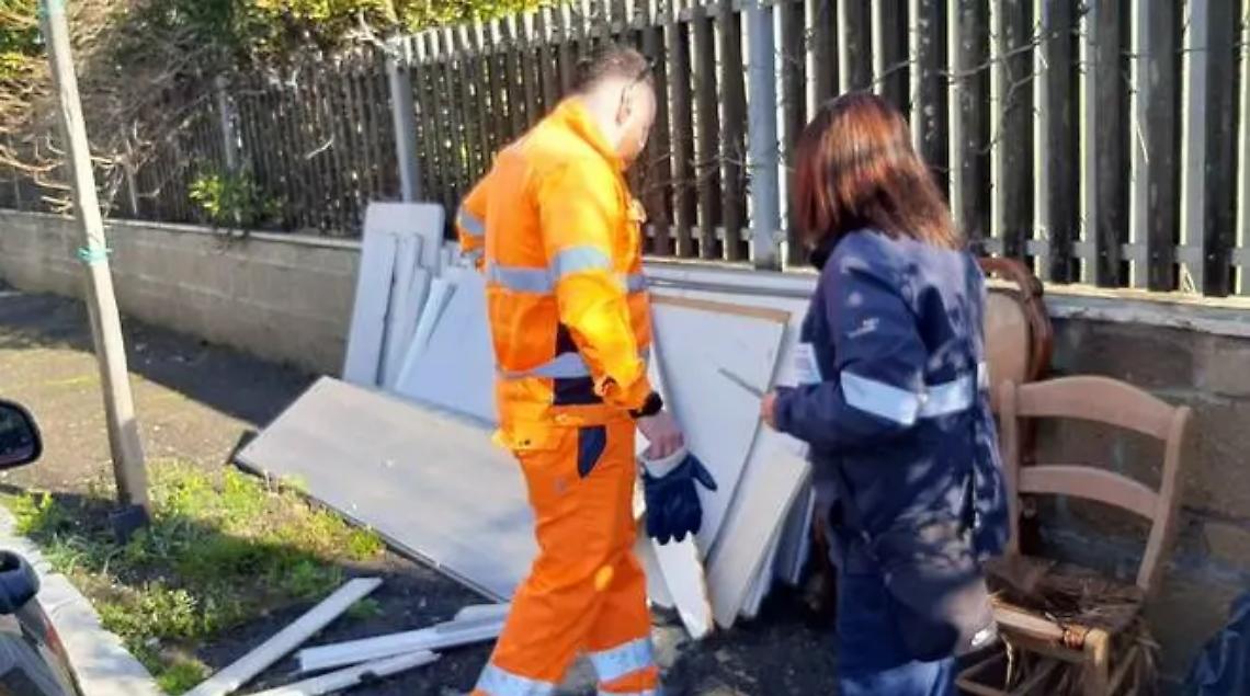 Isola Sacra, mobili e immondizia abbandonati per strada: incivili identificati dalla Polizia locale