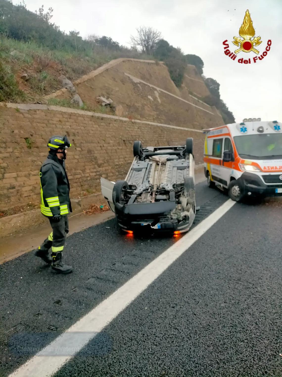 Auto si ribalta sulla A12: giovane trasportato in ospedale