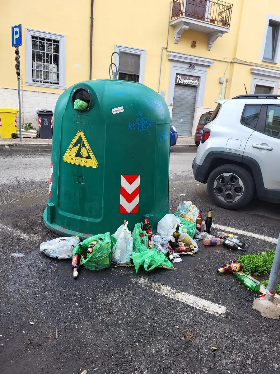 Campane del vetro piene ovunque