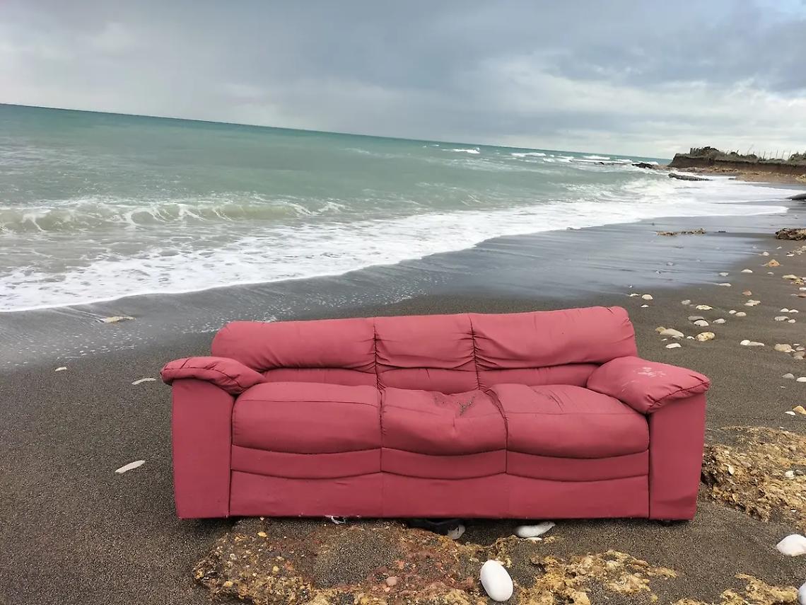 Un divano in riva al mare e si scatena la voglia di selfie