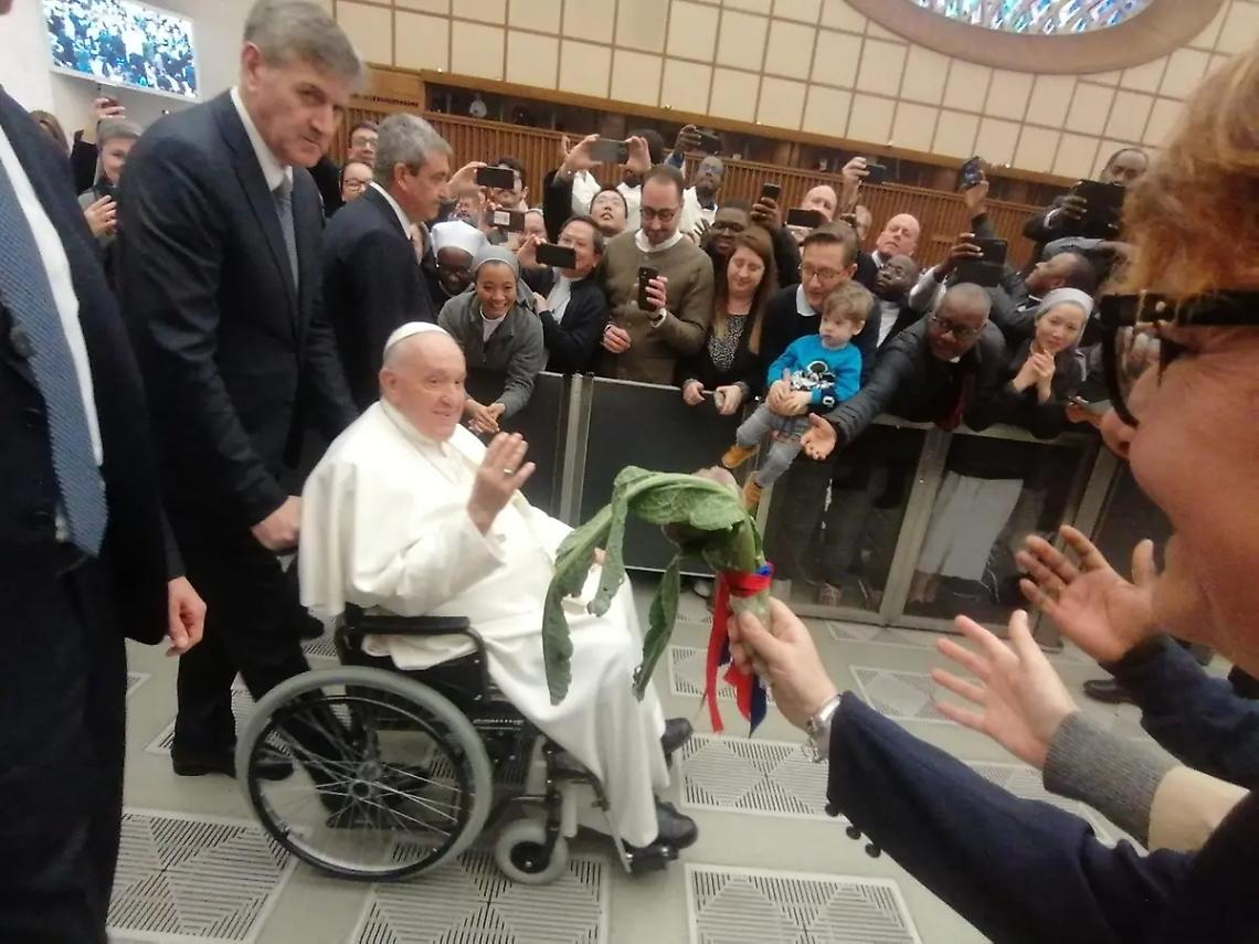 Papa Francesco incontra le universit&agrave; pontificie e spunta un carciofo