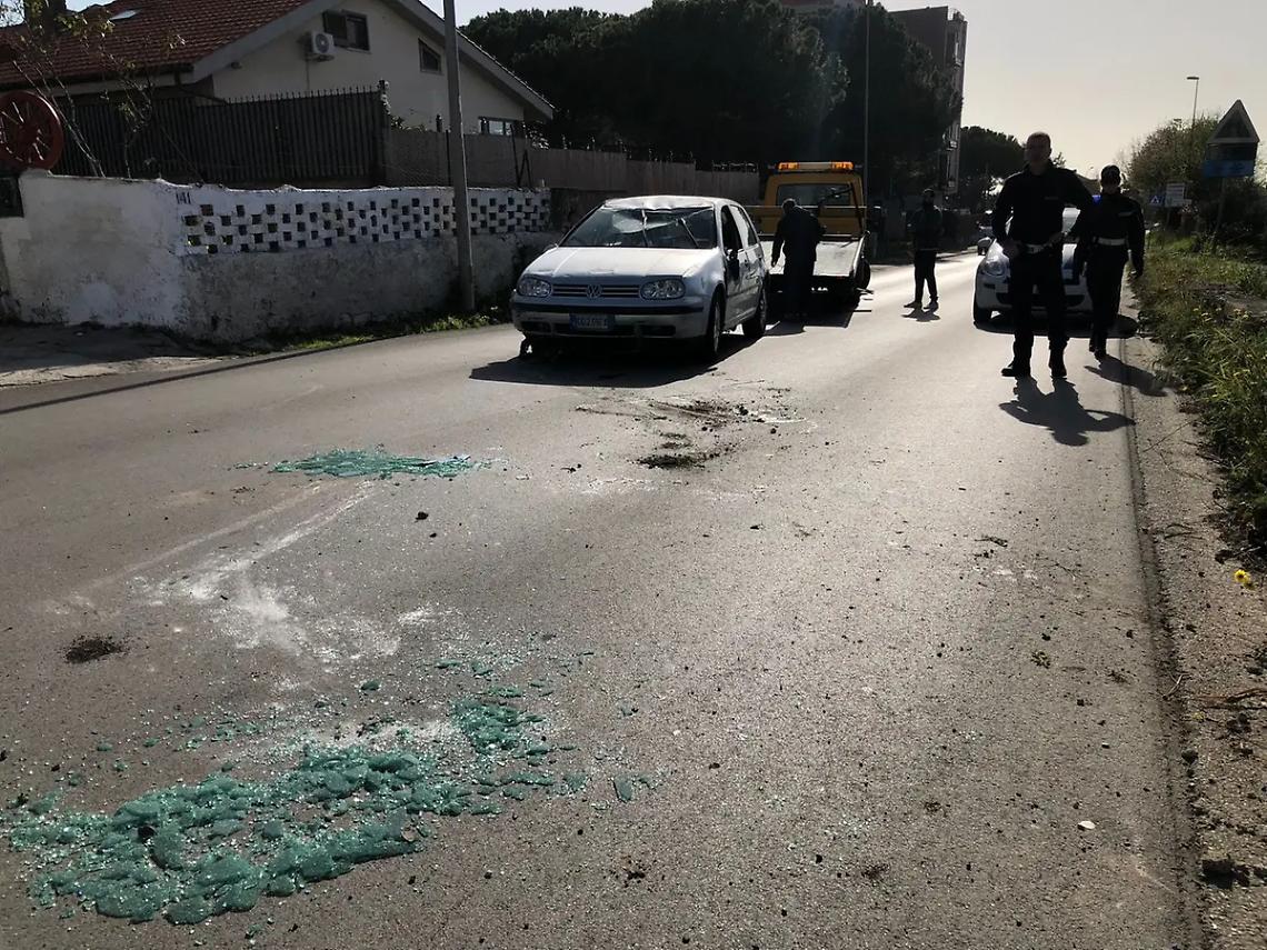 Auto ribaltata su via Terme di Traiano