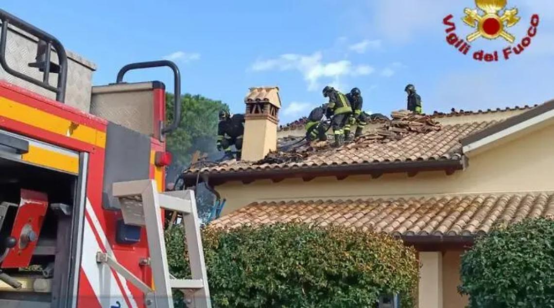 Paura ad Aranova, brucia il tetto di una villa in via Italo Raulich