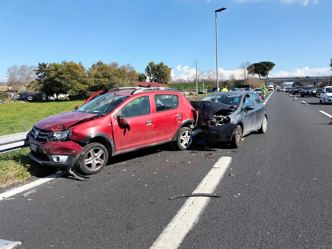 Schianto sulla A12: tre veicoli coinvolti, 35enne in codice rosso