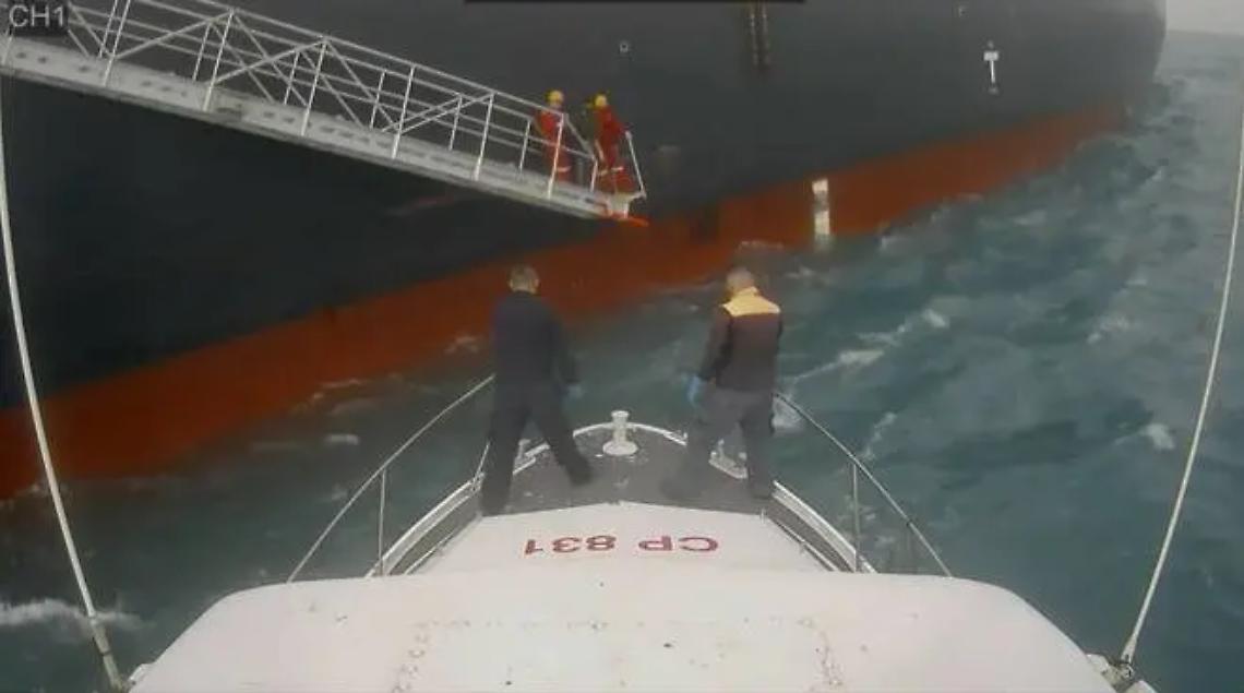 Malore su una petroliera al largo: soccorsi all&rsquo;alba dalla Guardia costiera