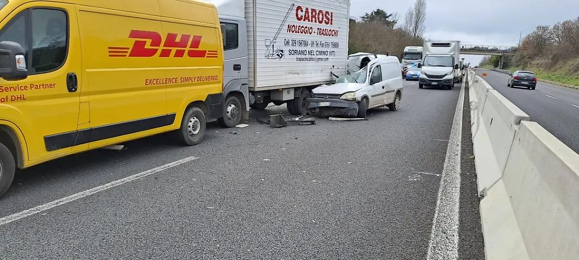 Incidente in superstrada: feriti e traffico in tilt