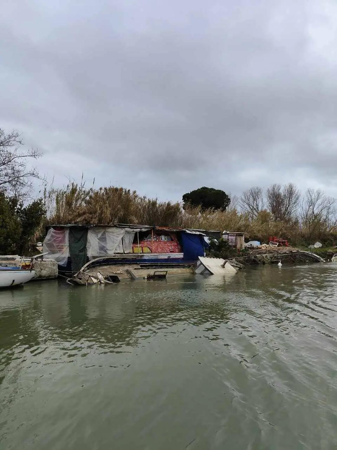 Tevere infestato da navi fantasma: da Citt&agrave; Metropolitana i soldi per rimuoverle