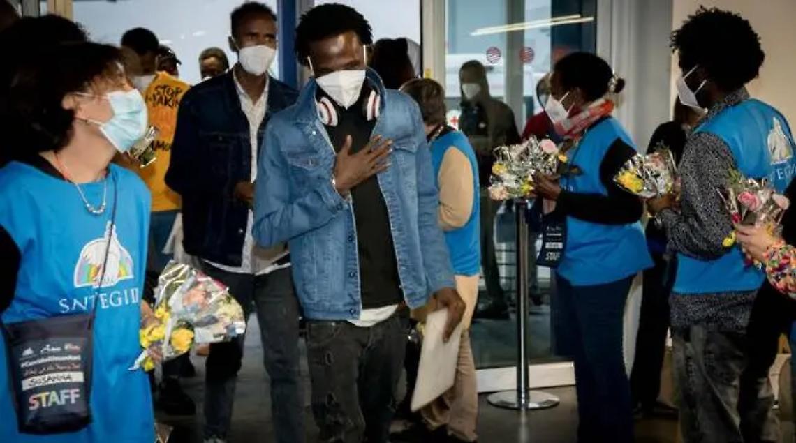 Corridoi umanitari: il Papa incontra i migranti sbarcati all&rsquo;aeroporto