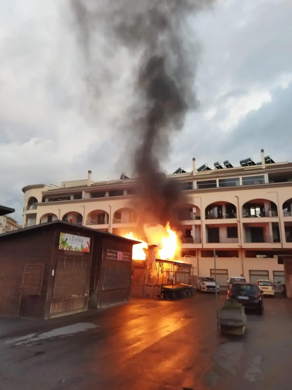 ULTIM&rsquo;ORA. In fiamme una casetta di legno al mercato
