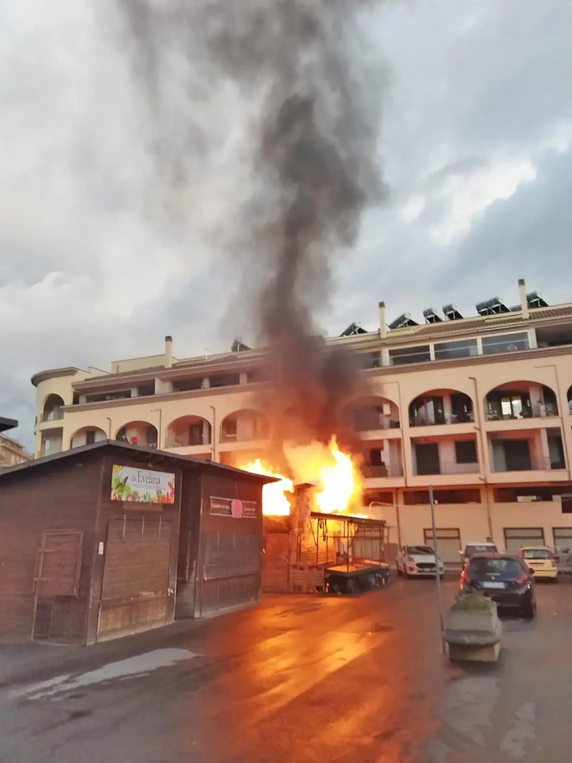 In fiamme una delle casette di legno