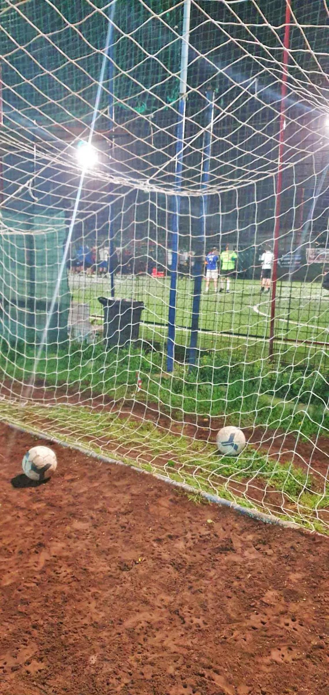 Si accascia in campo: paura alla San Pio X