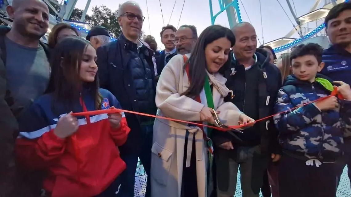 Bagno di folla per la ruota panoramica
