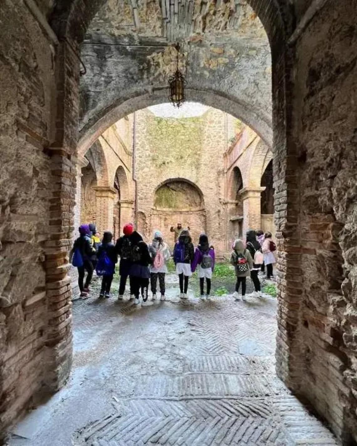 Studenti in visita nel centro storico di Tolfa, per studiare le propriet&agrave; dell&rsquo;allume