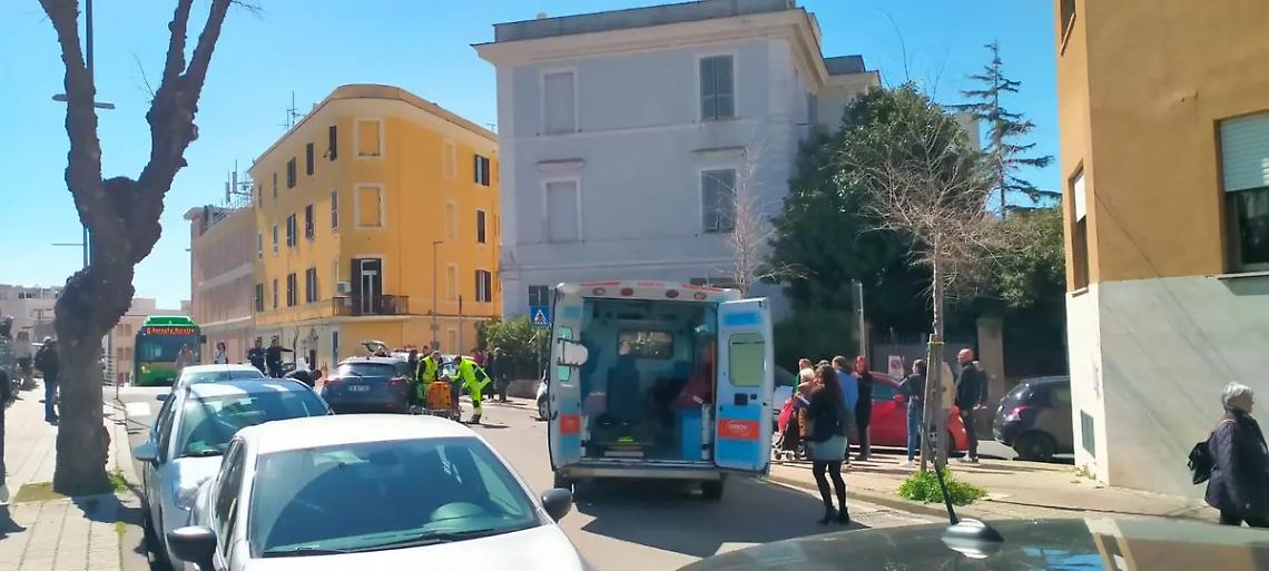 Scontro tra due auto in via Crispi: feriti e traffico bloccato