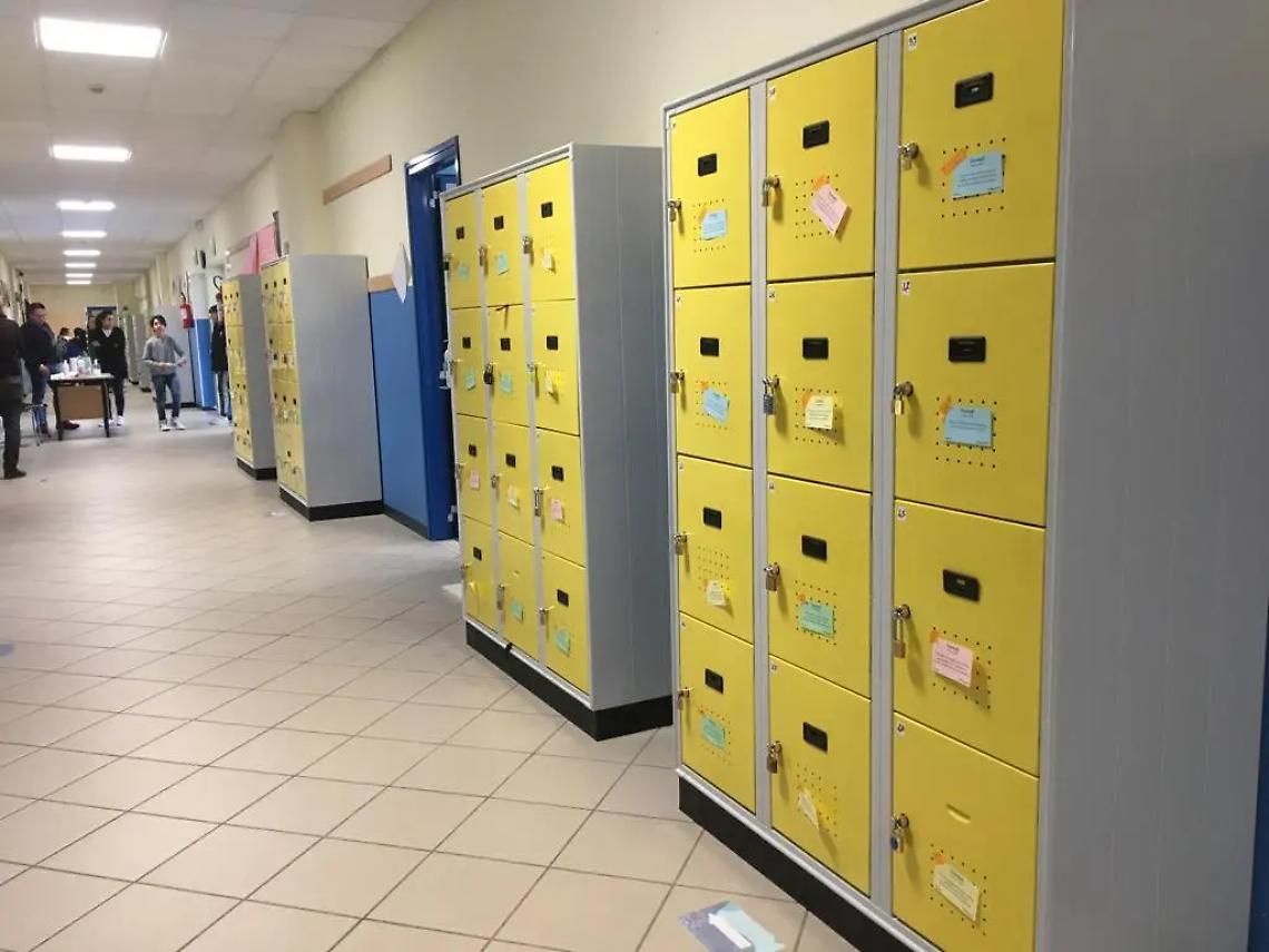 Danted&igrave;, armadietti di scuola tappezzati con i versi del Poeta