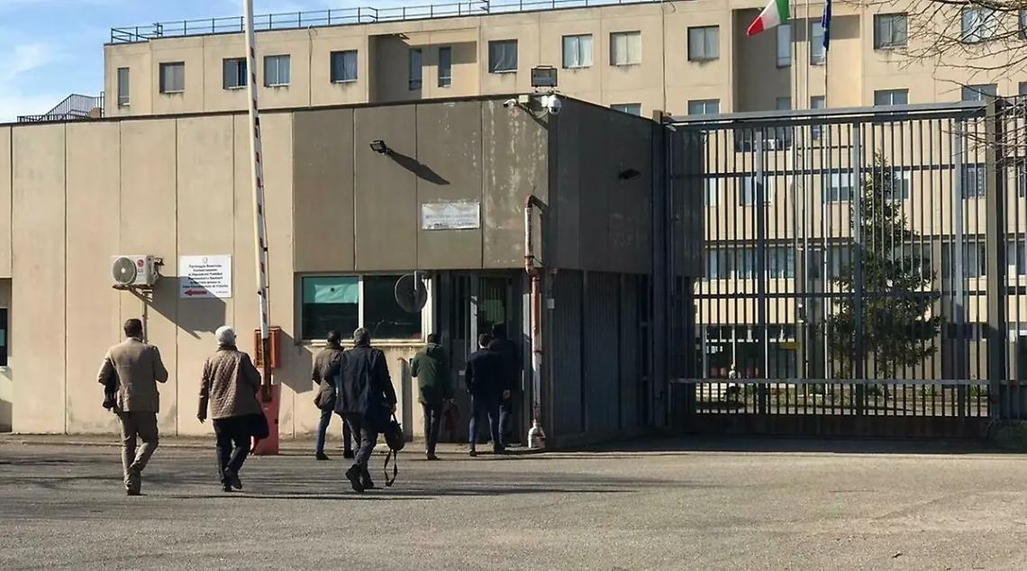 Sequestrati droga e telefoni portati in carcere per i detenuti