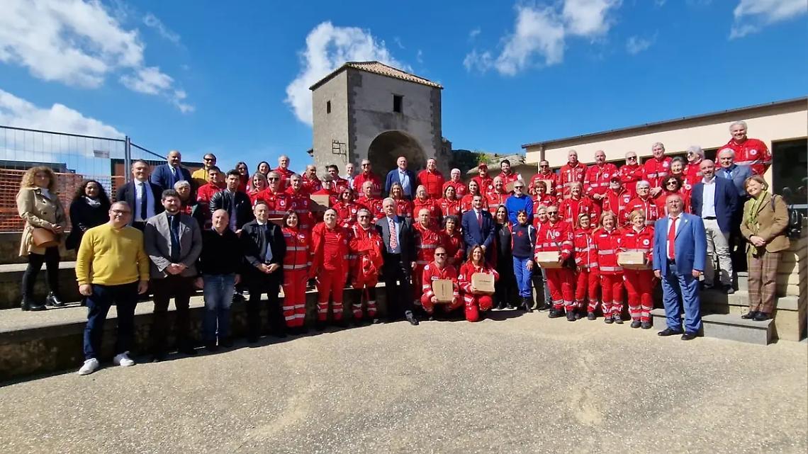 Venticinque defibrillatori per la Croce rossa