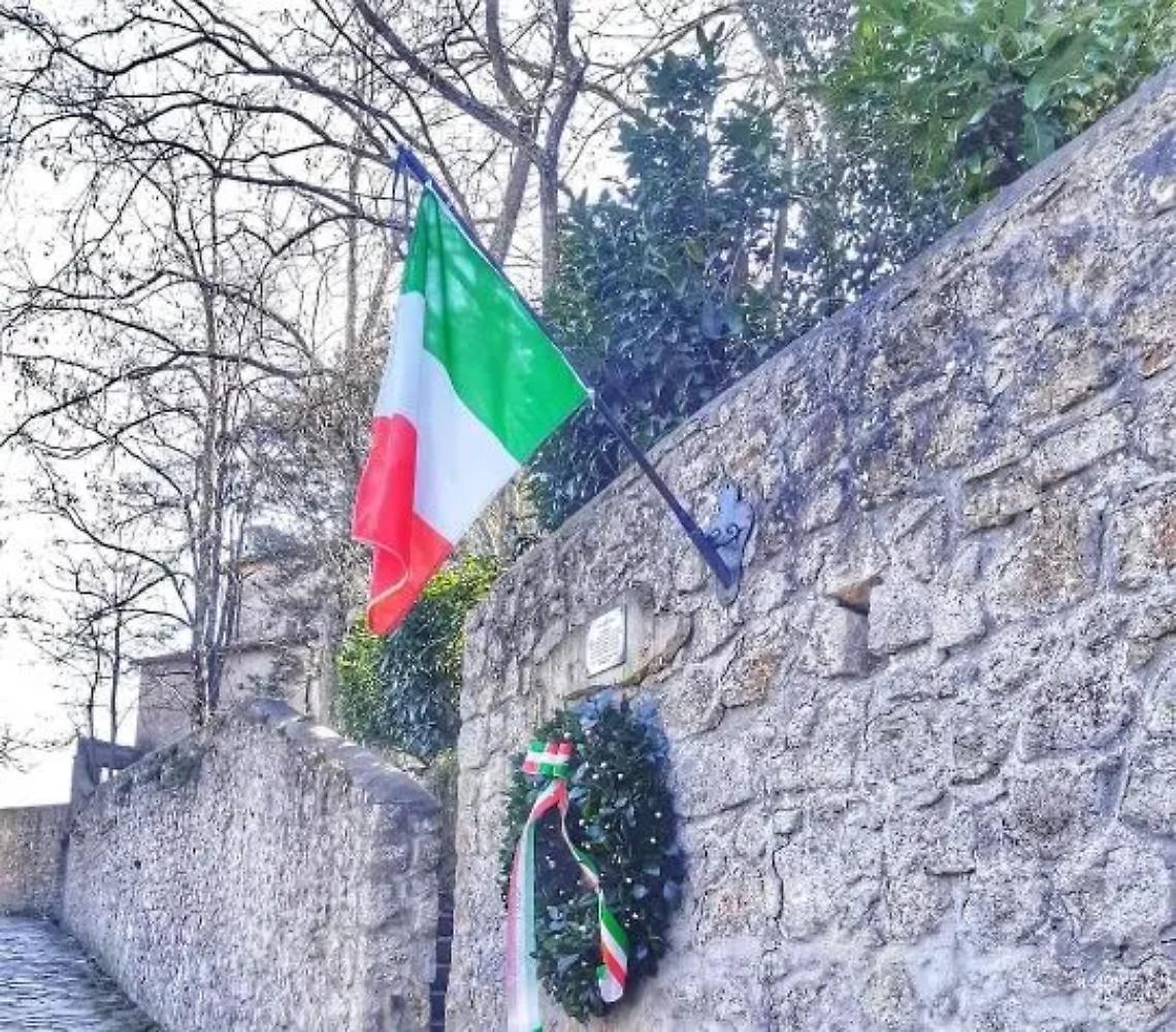 Atto vandalico contro la bandiera italiana della targa commemorativa in ricordo dei Martiri delle Foibe