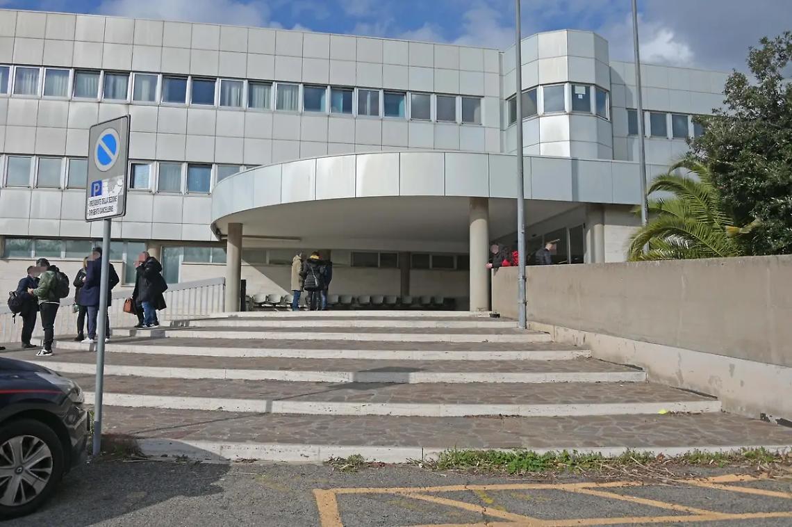 Anziano rinchiuso nello sgabuzzino: a giudizio la moglie