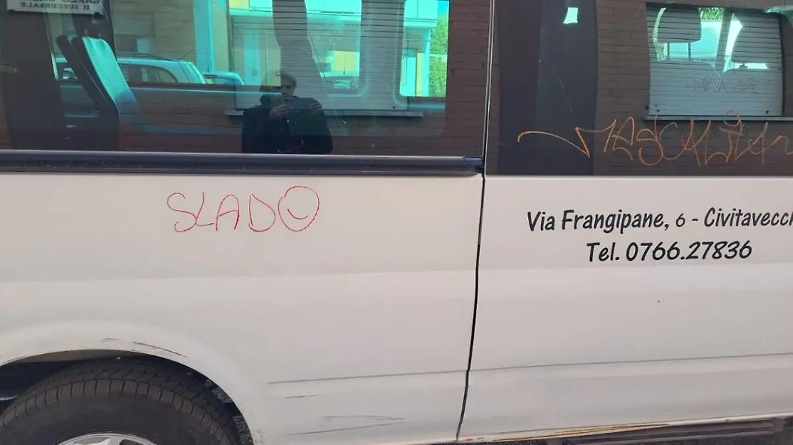 Assproha, vandalizzato il furgone