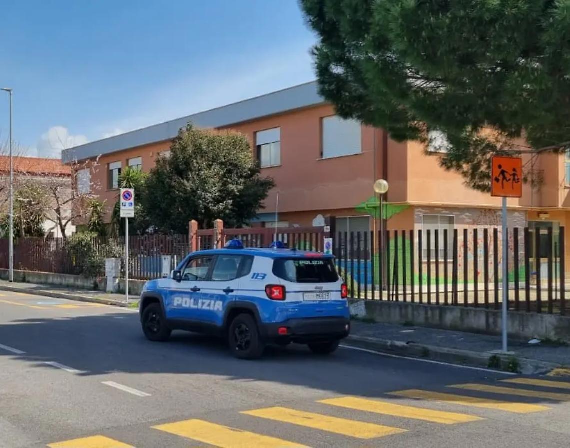 Rubava davanti a scuola: arrestato dalla polizia dopo un inseguimento