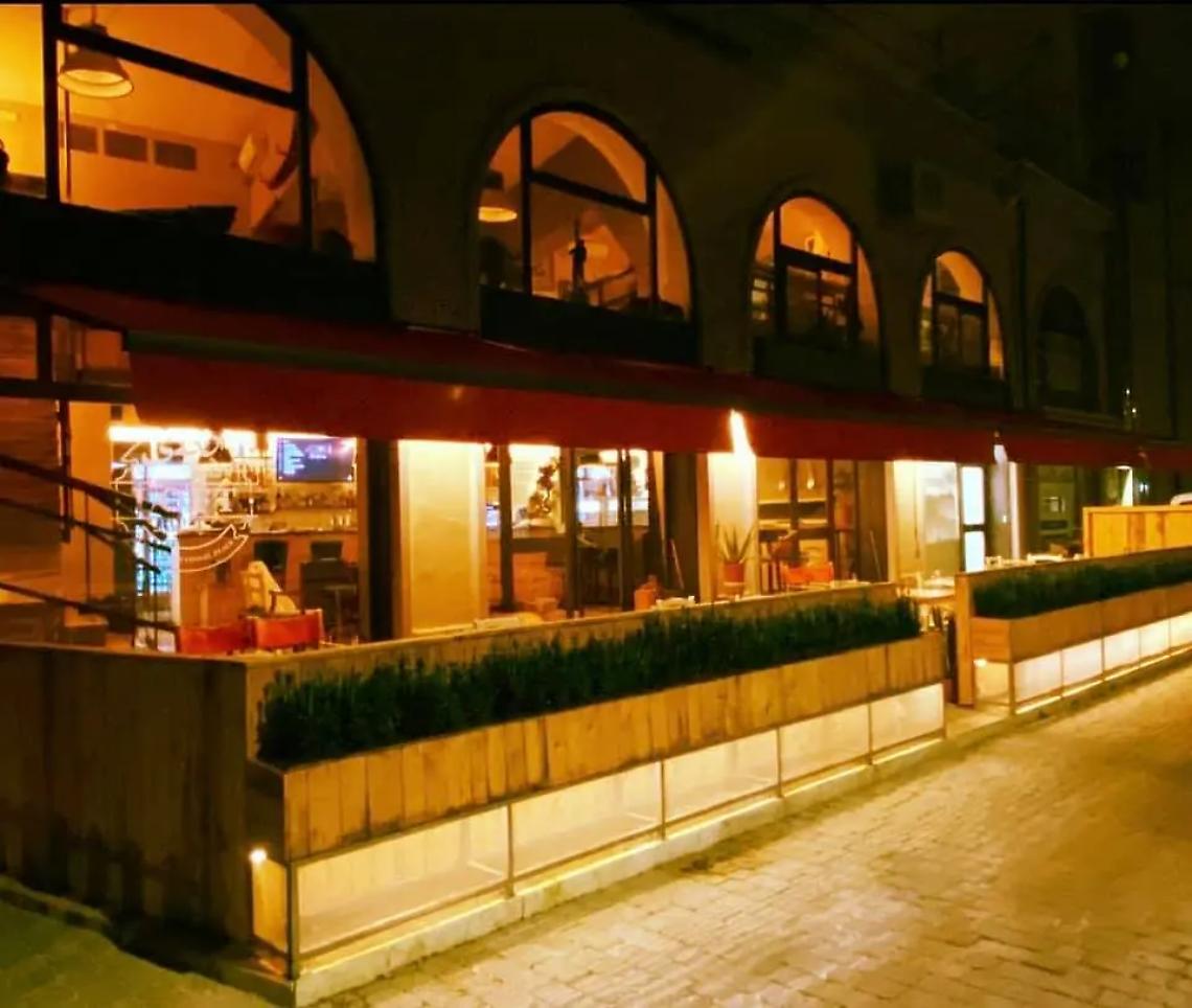 Arte al Six Loft, oggi la mostra degli astrattisti