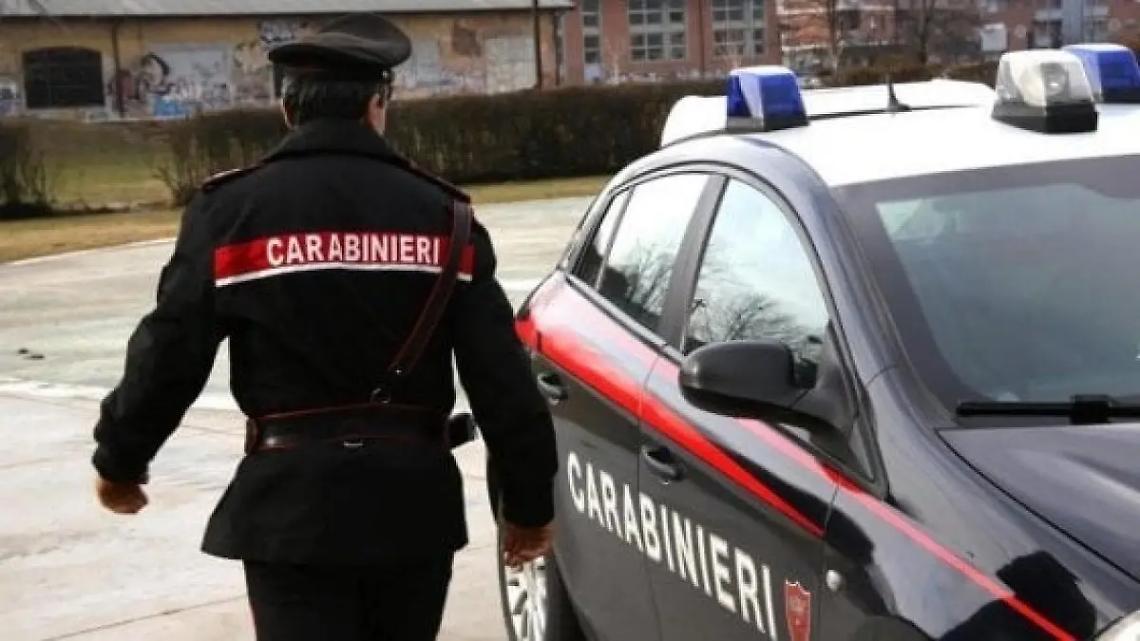 Ubriaco si incastra con l&rsquo;auto in un vicolo