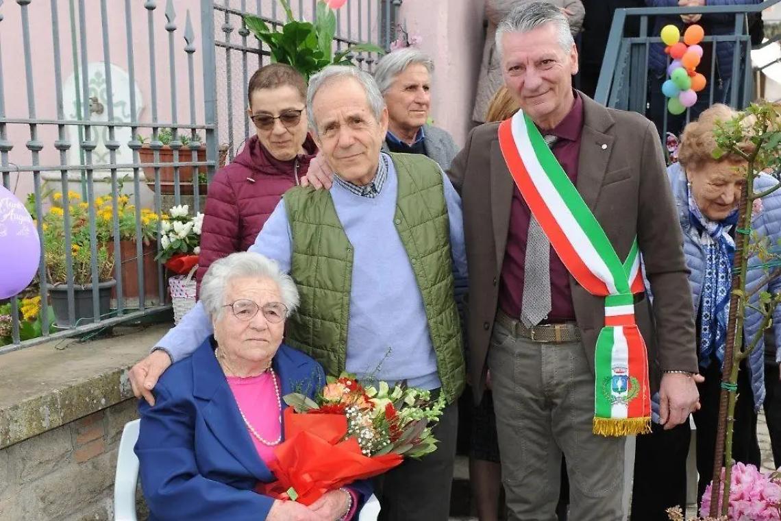 Vasanello in festa per i 100 anni della signora Sestina Manassei