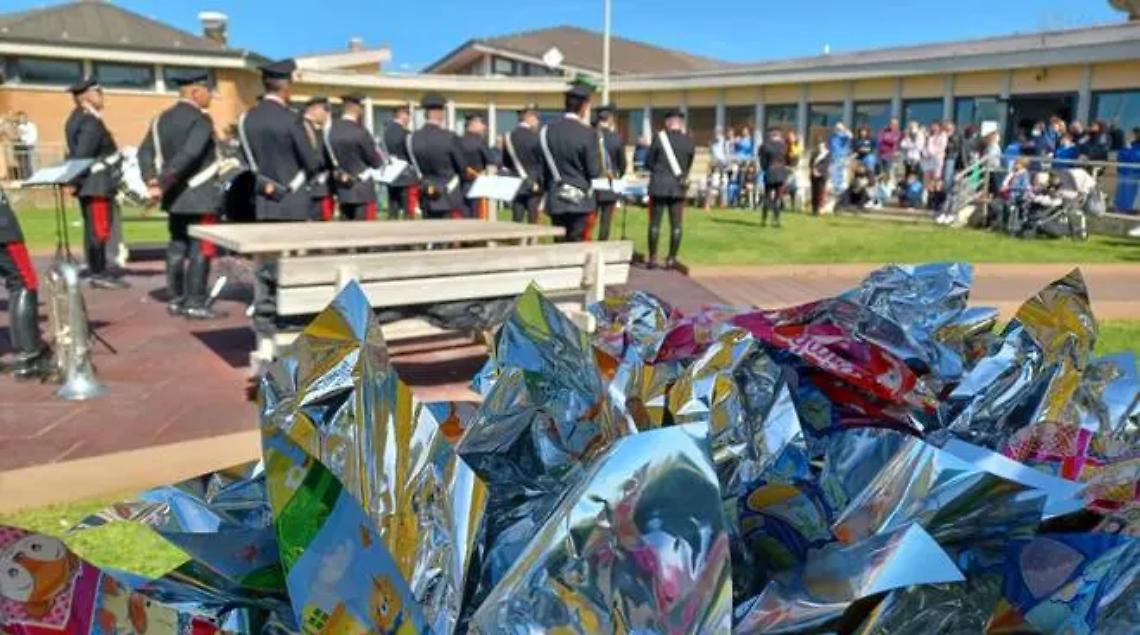 Uova di cioccolata e fanfara a cavallo: il dono dei carabinieri ai bambini ricoverati a Palidoro