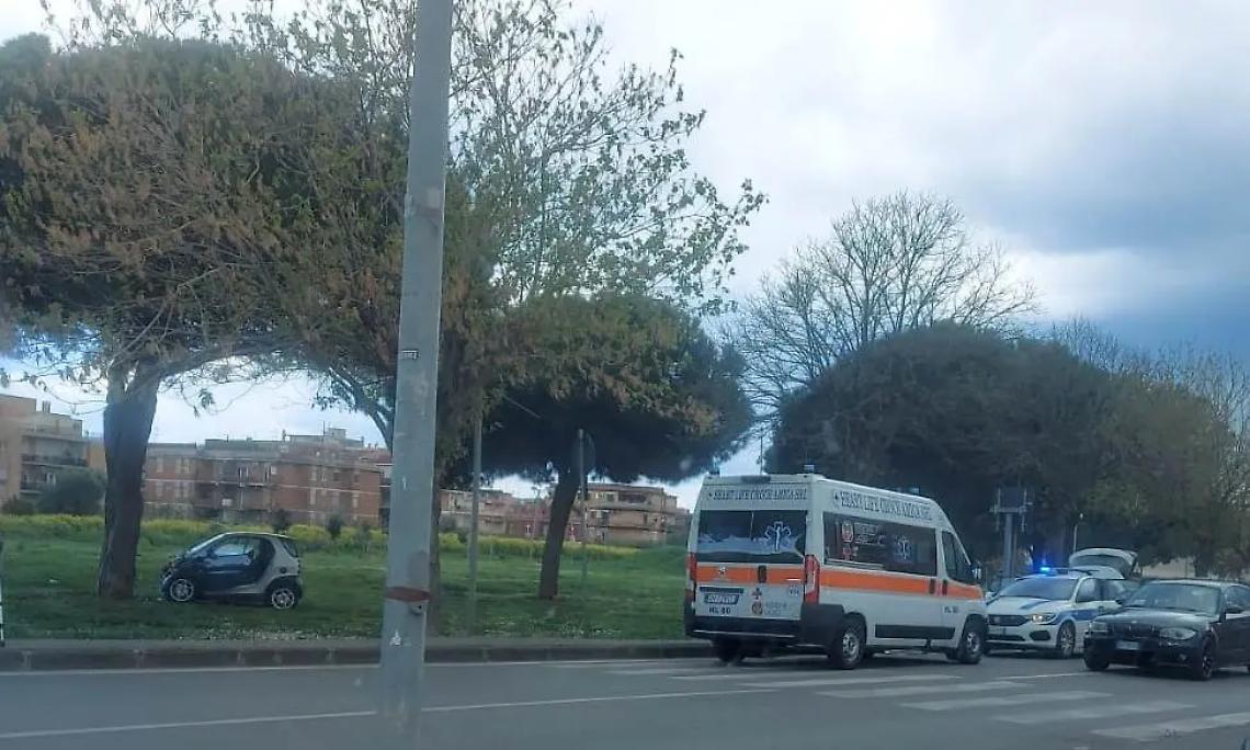 Smart contro albero: donna finisce in ospedale