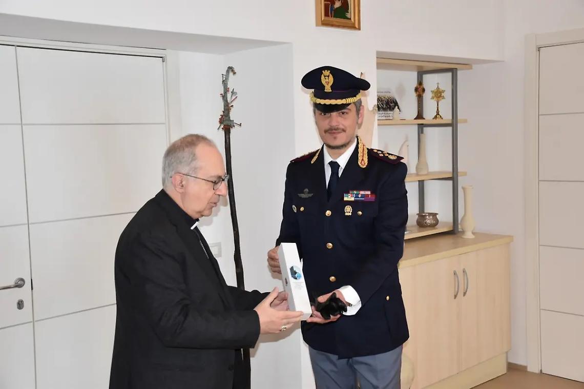 La Polizia consegna l&rsquo;olio del Giardino della memoria al Vescovo