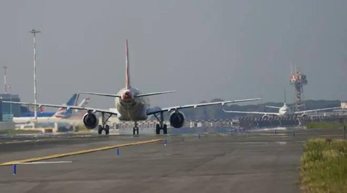 Meno emissioni di Co2: all&rsquo;aeroporto nuovi mezzi green per spostare gli aerei dal gate alla pista