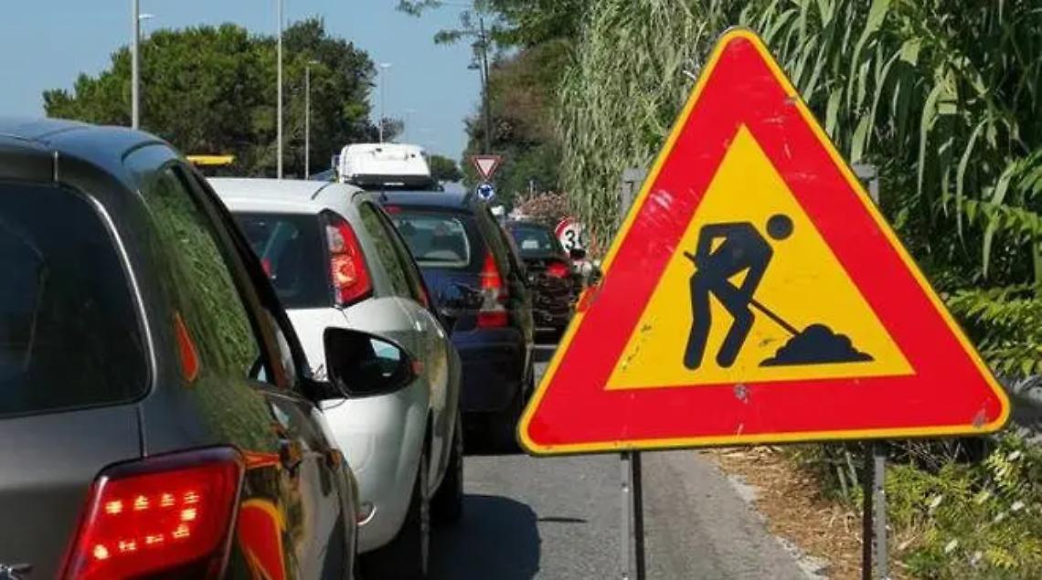 I lavori stradali mandano in tilt via Portuense: automobilisti infuriati