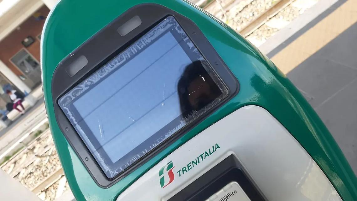 Alla stazione tra obliteratrici fuori servizio e monitor spenti