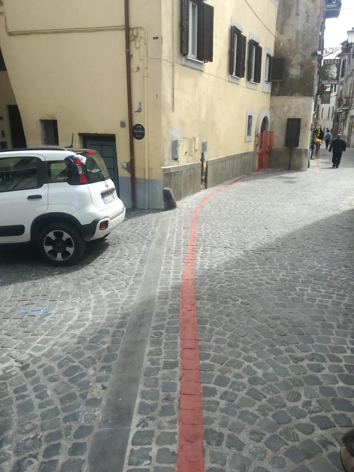 &laquo;A Sutri spuntano le strisce del mistero&raquo;